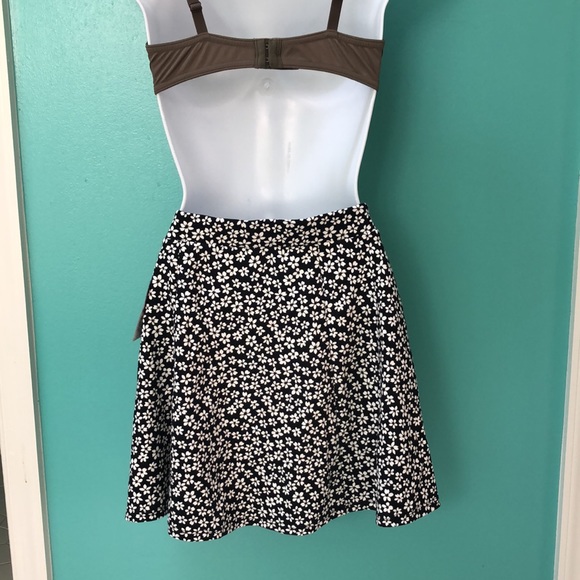 Forever 21 black with white flowers skirt - Picture 4 of 6
